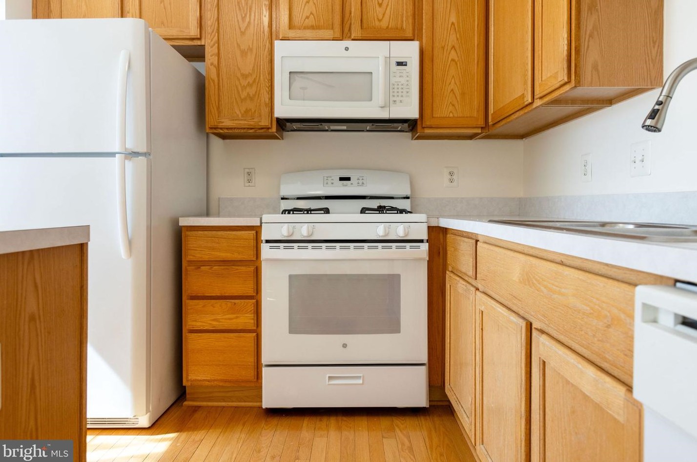 21801 Willesden Jct Ter, Dulles VA  20166-9275 exterior