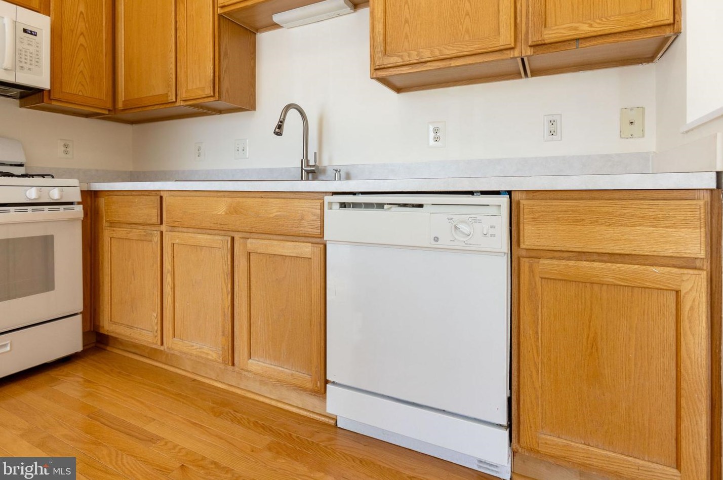 21801 Willesden Jct Ter, Dulles VA  20166-9275 exterior