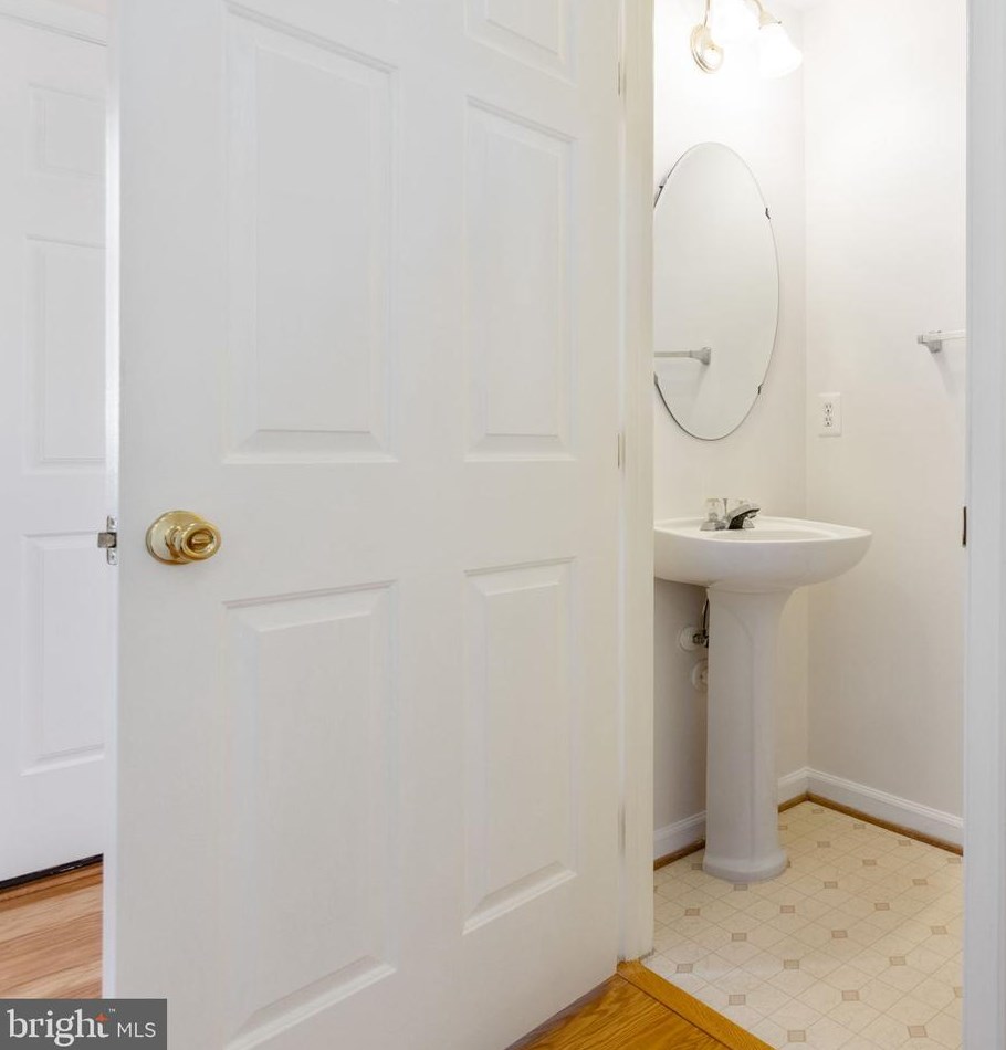 21801 Willesden Jct Ter, Dulles VA  20166-9275 exterior