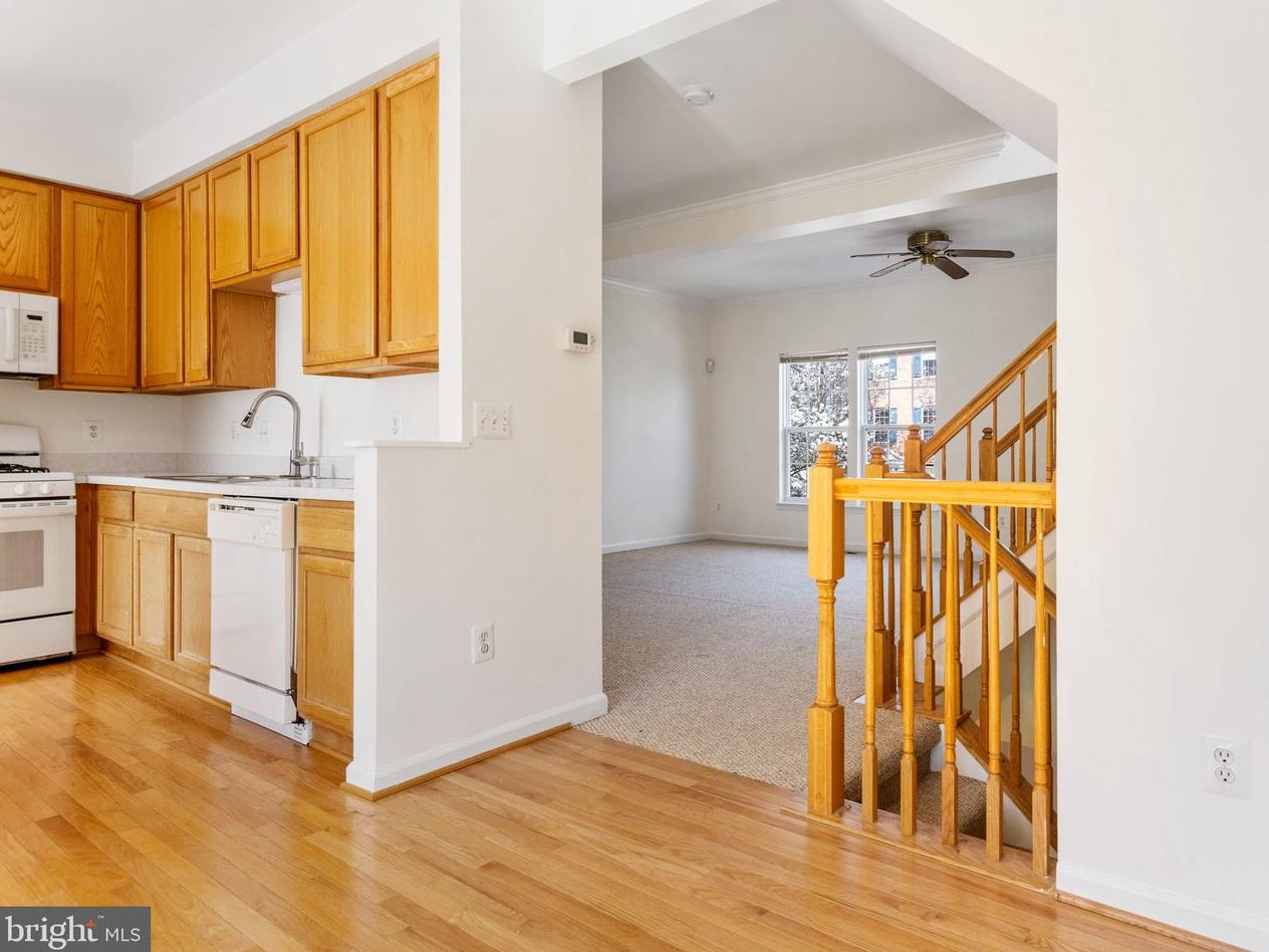 21801 Willesden Jct Ter, Dulles VA  20166-9275 exterior