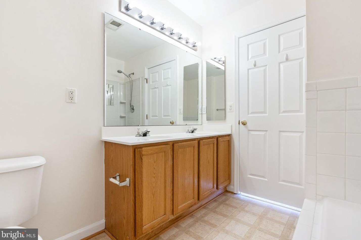 21801 Willesden Jct Ter, Dulles VA  20166-9275 exterior