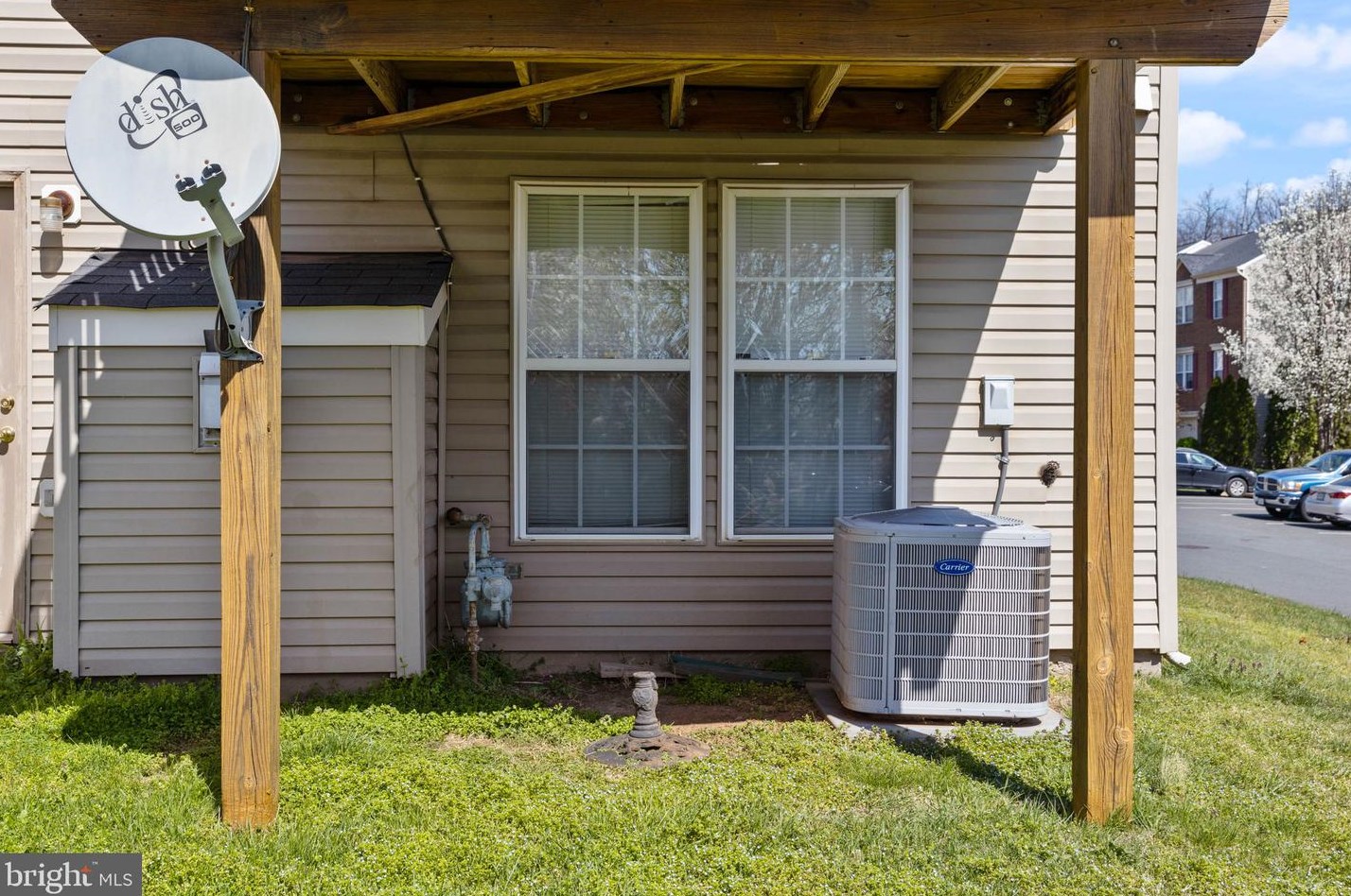 21801 Willesden Jct Ter, Dulles VA  20166-9275 exterior