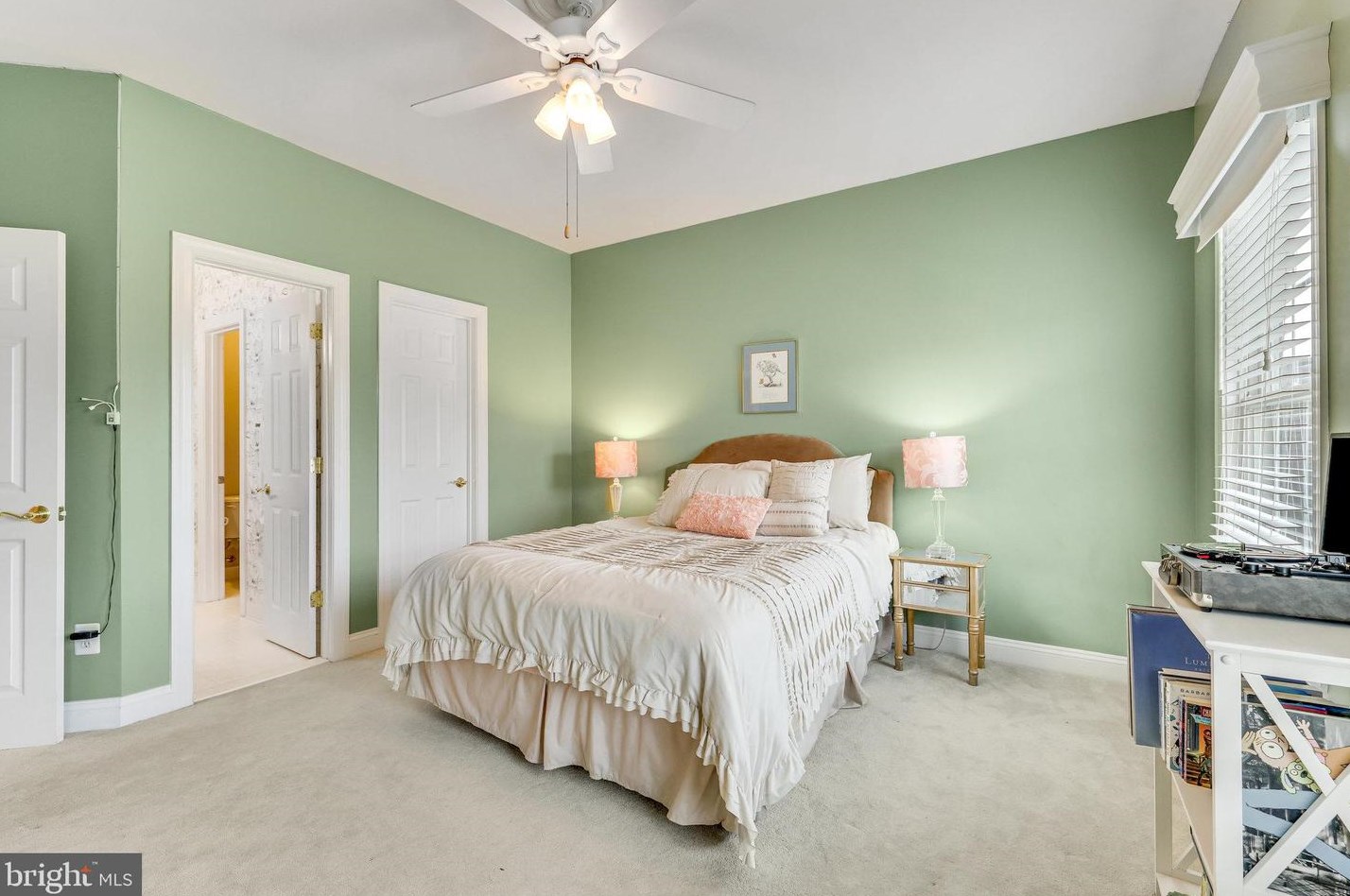 19060 Kipheart Dr, Leesburg VA  20176-8416 exterior