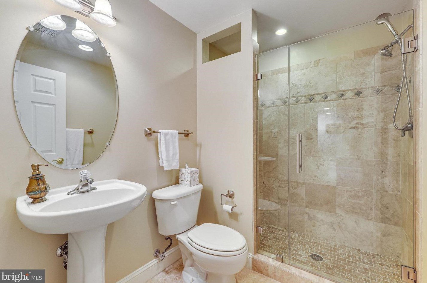 19060 Kipheart Dr, Leesburg VA  20176-8416 exterior