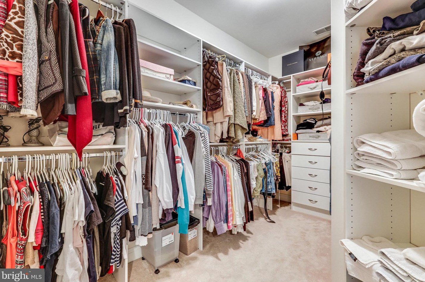 19060 Kipheart Dr, Leesburg VA  20176-8416 exterior