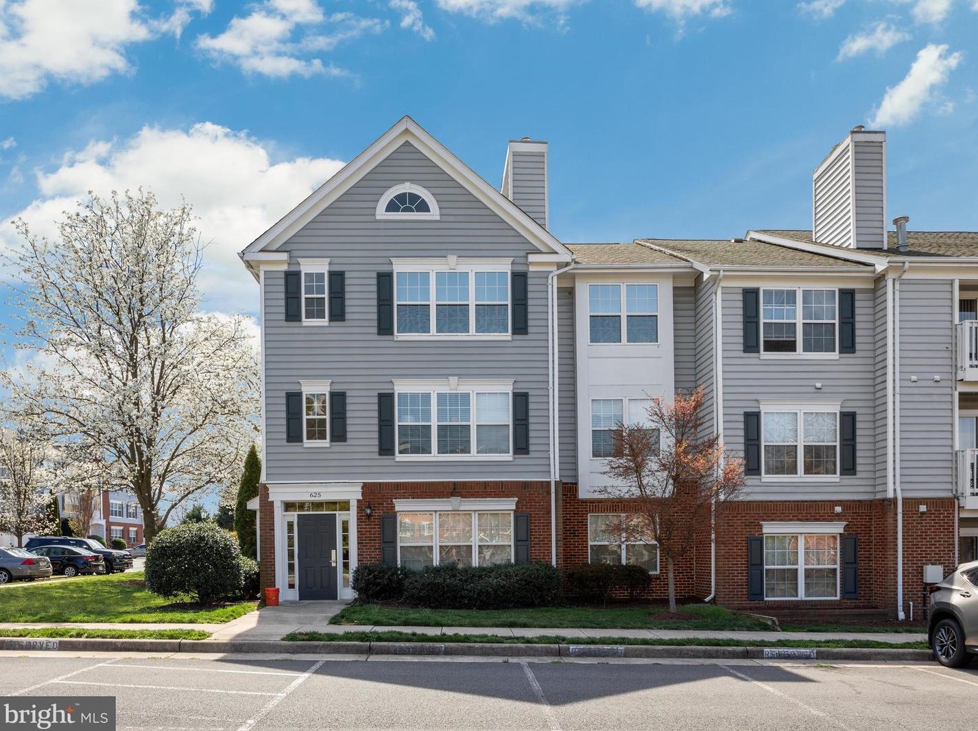 625 Constellation Sq, Leesburg VA  20175-4076 exterior