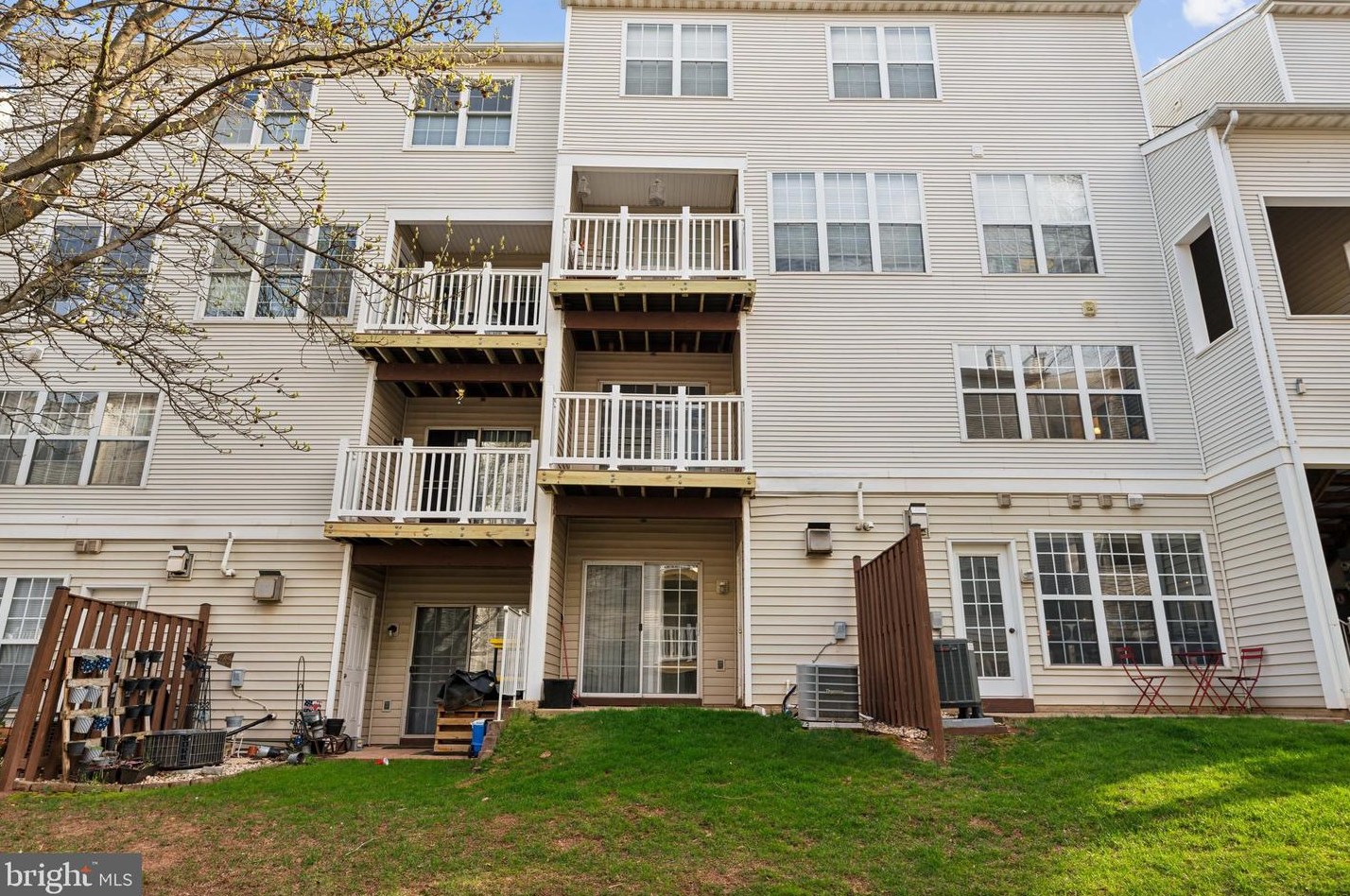 45484 Whistling Ter, Dulles VA  20166-6825 exterior
