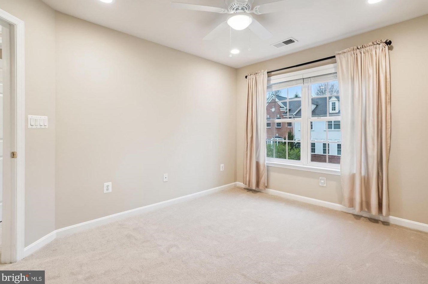 20361 Center Brook Sq, Dulles VA  20165-5183 exterior