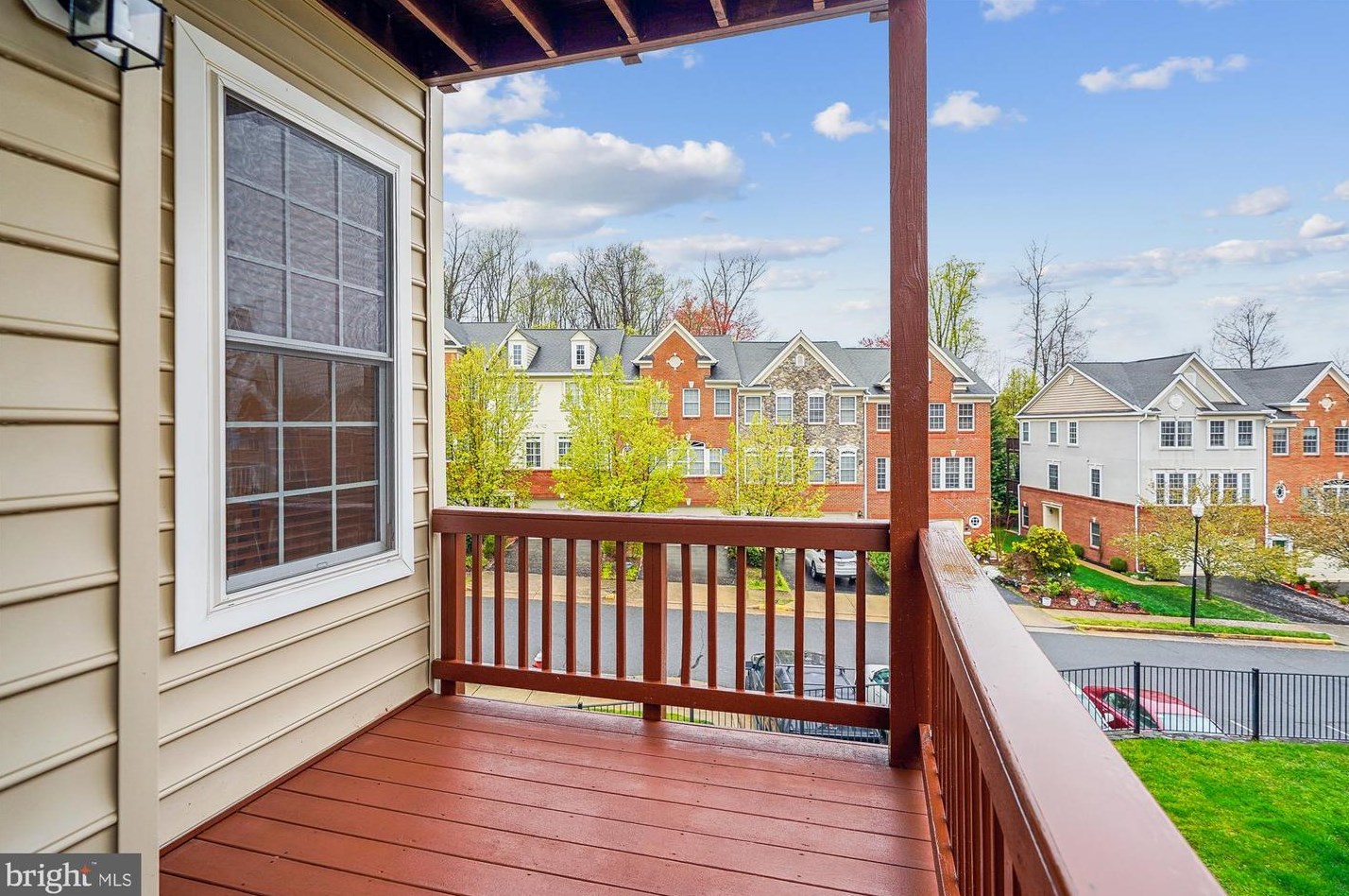 20361 Center Brook Sq, Dulles VA  20165-5183 exterior