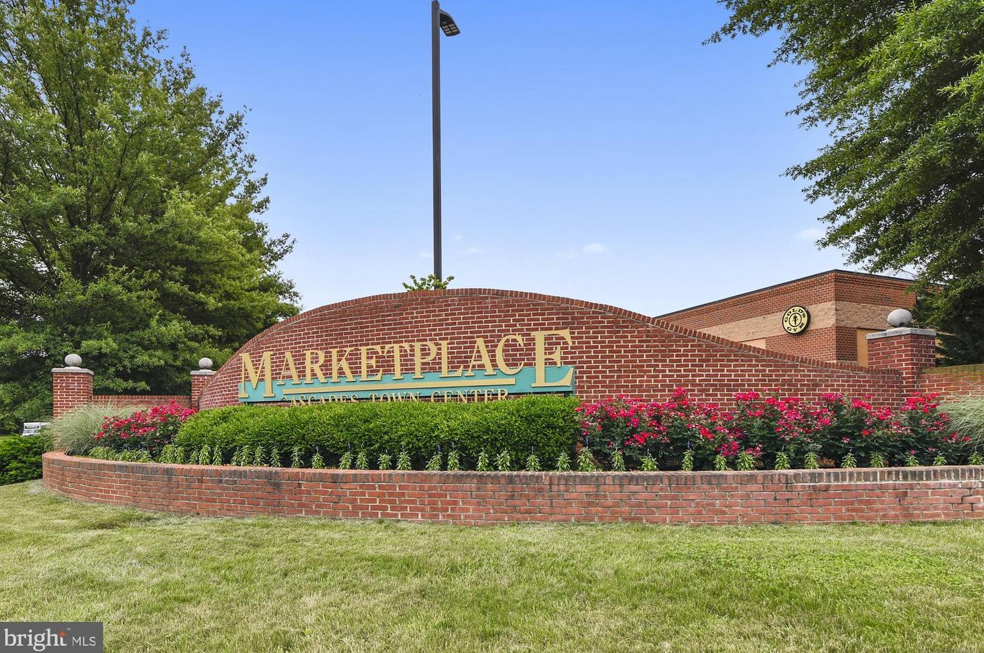 20361 Center Brook Sq, Dulles VA  20165-5183 exterior
