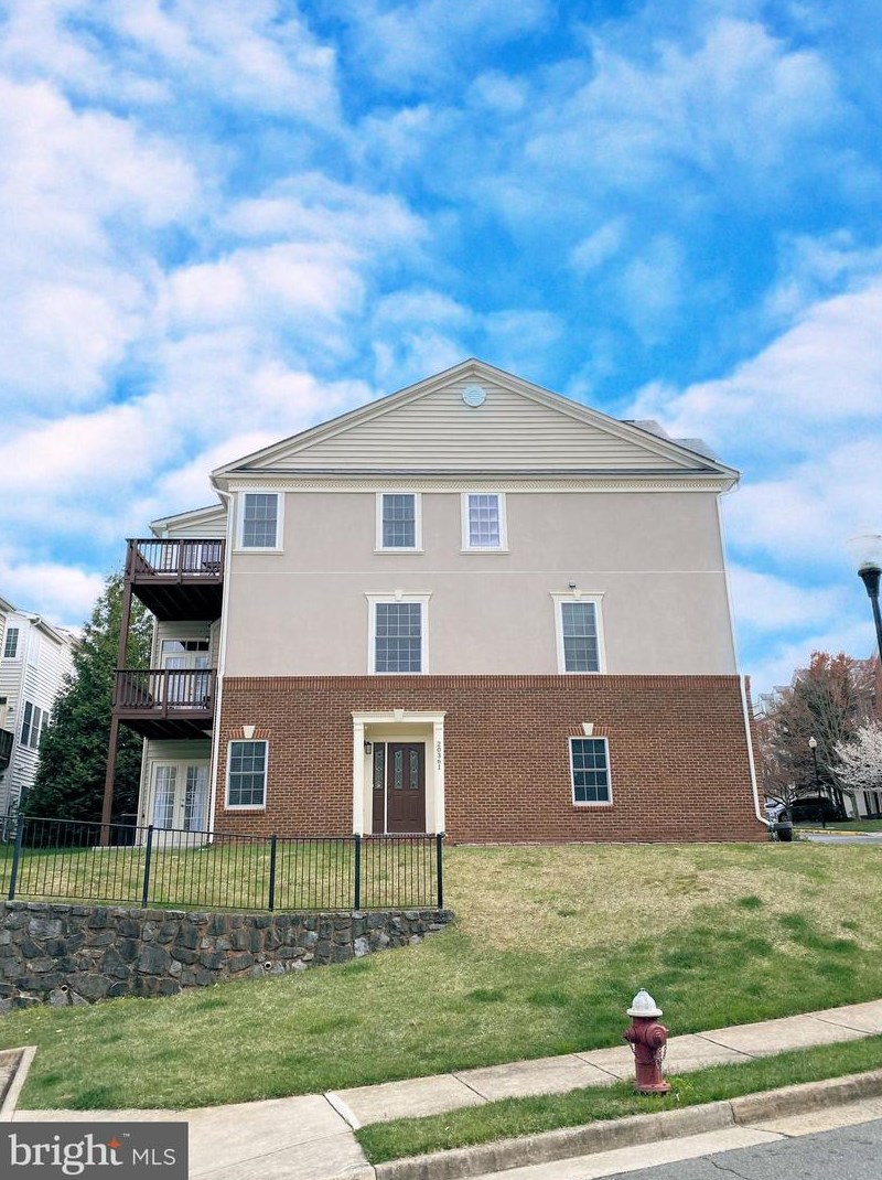 20361 Center Brook Sq, Dulles VA  20165-5183 exterior