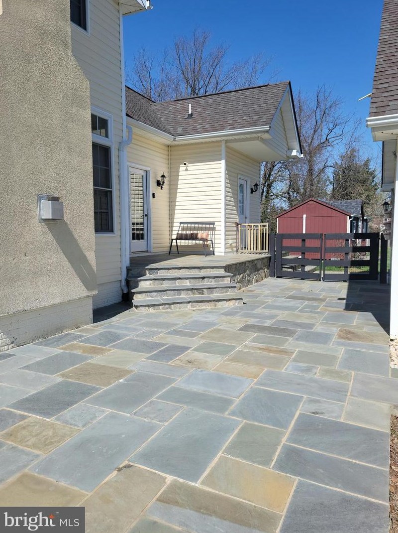 6 Locust St, Lovettsville VA  20180-8508 exterior