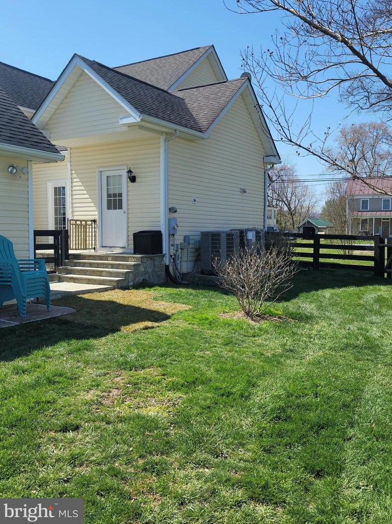 6 Locust St, Lovettsville VA  20180-8508 exterior