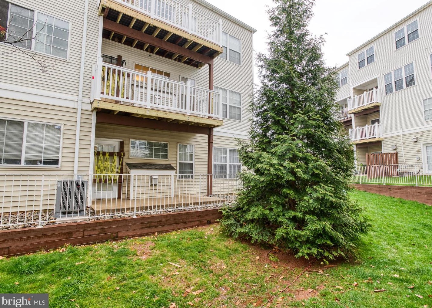 21875 Railway Ter, Dulles VA  20166-6842 exterior