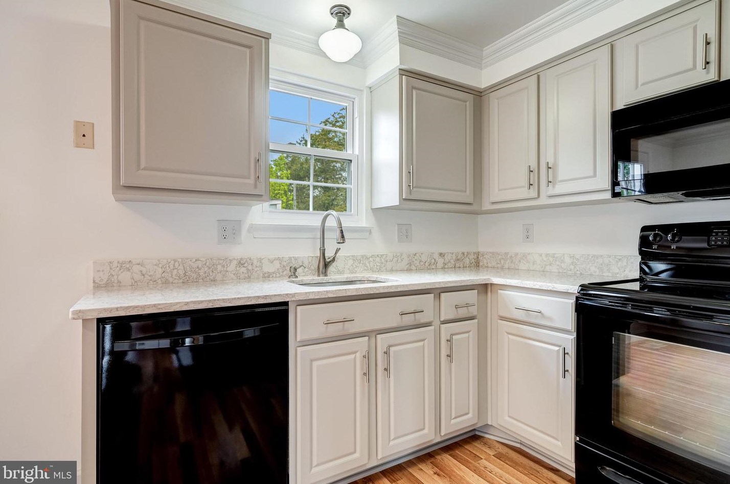 34 Quincy Ct, Dulles VA  20165-5753 exterior