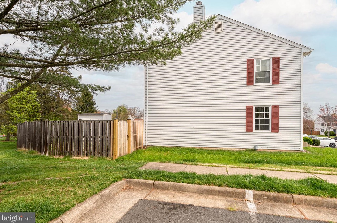 34 Quincy Ct, Dulles VA  20165-5753 exterior