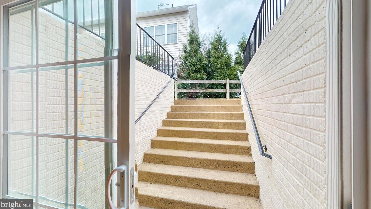 47680 Leechecker Ct, Dulles VA exterior