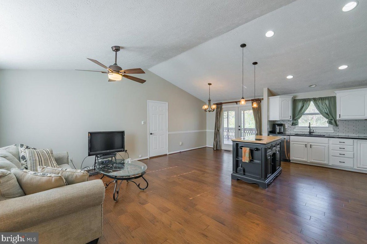 209 Amy Ct, Dulles VA  20164-1922 exterior