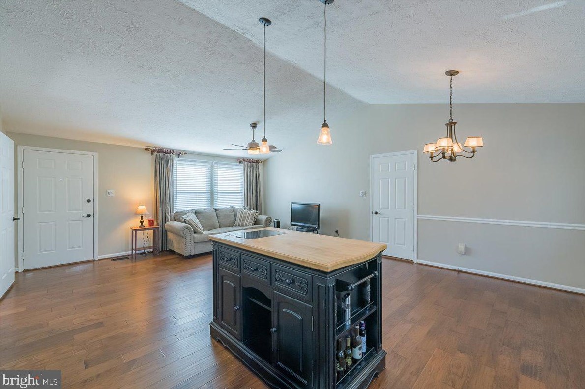 209 Amy Ct, Dulles VA  20164-1922 exterior