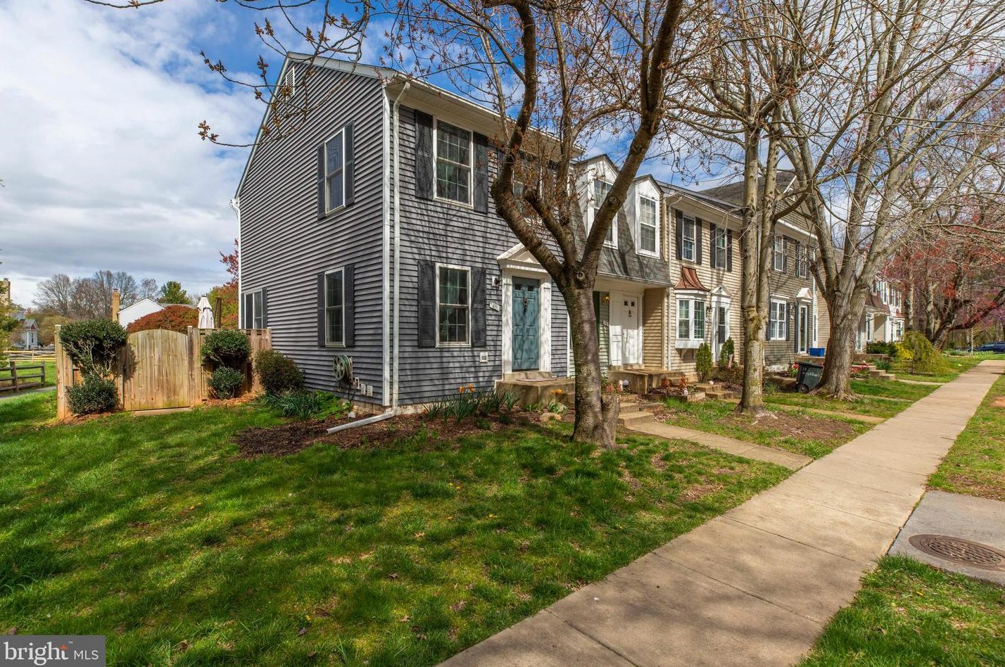 18 Southall Ct, Dulles VA  20165-5742 exterior