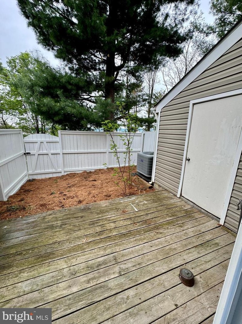 261 Coventry Sq, Dulles VA  20164-3255 exterior