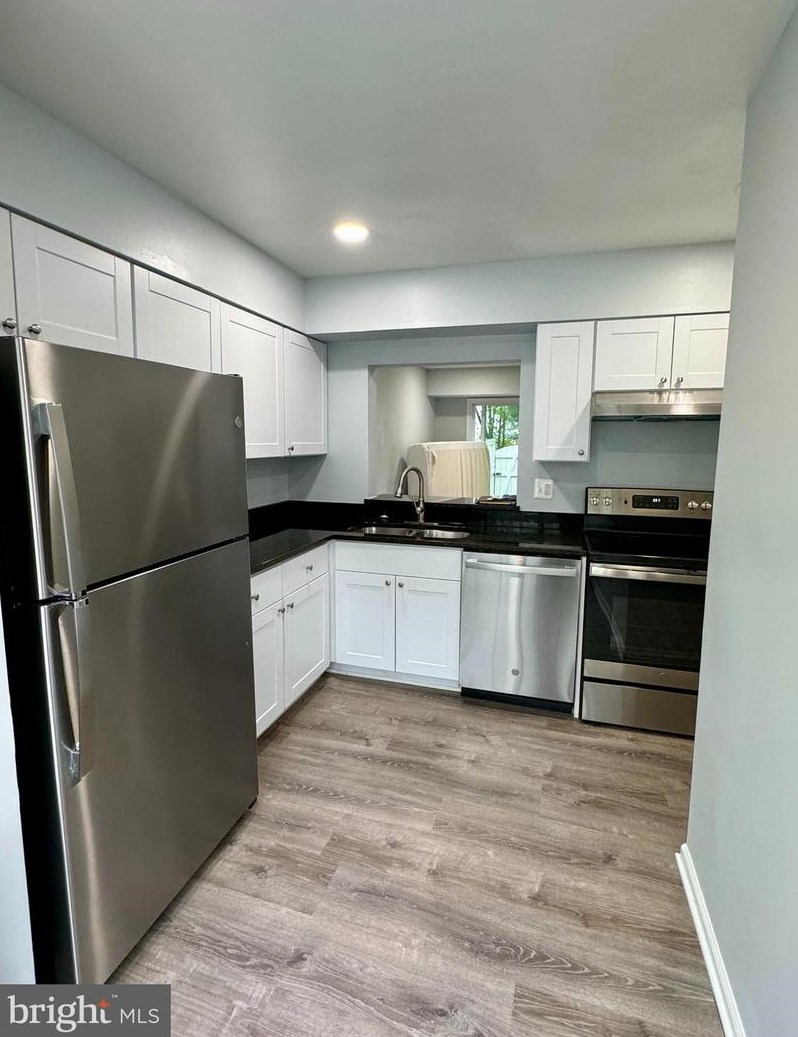 261 Coventry Sq, Dulles VA  20164-3255 exterior