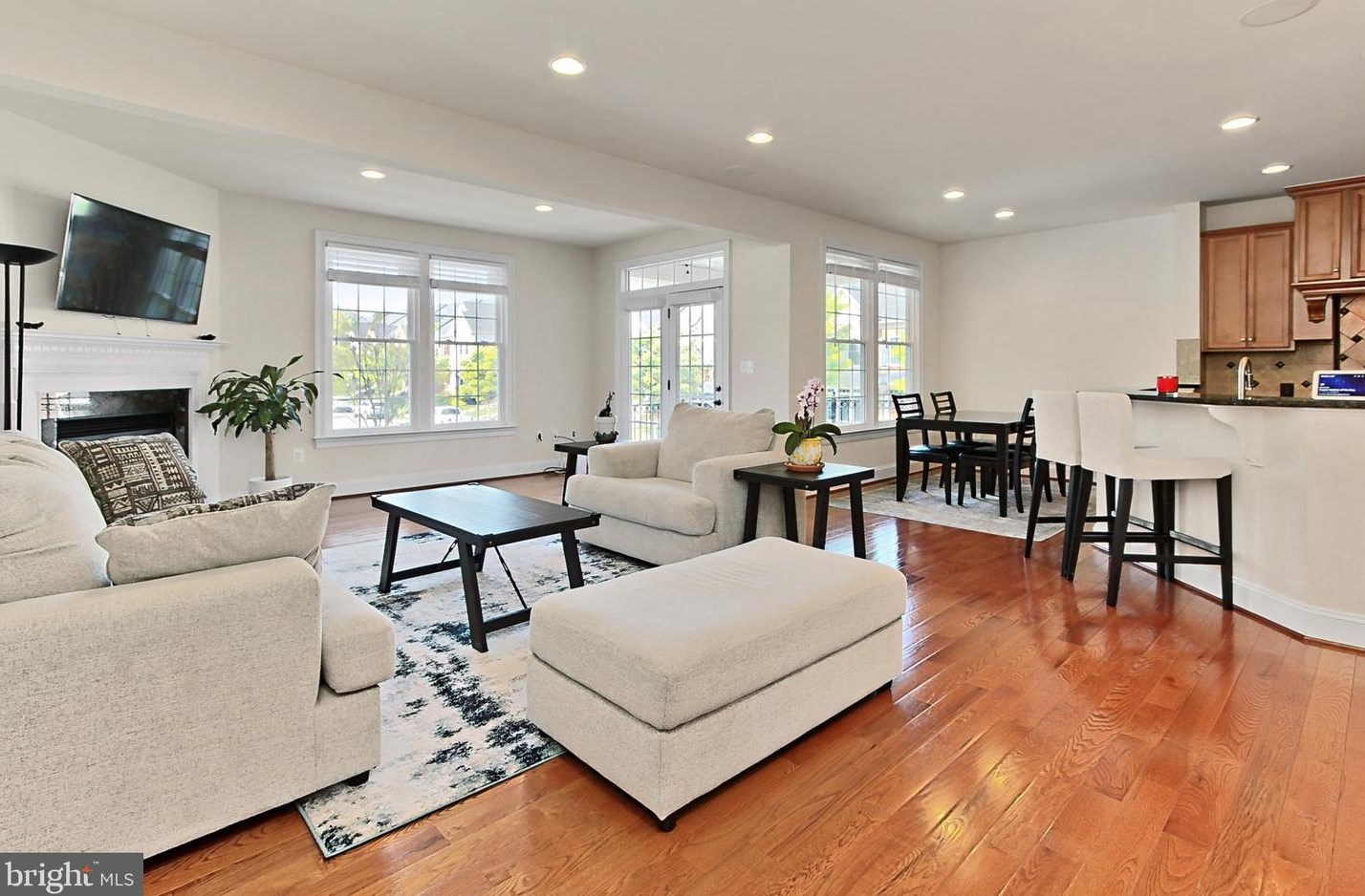 42525 Pine Forest Dr, Fairfax VA  20152-6095 exterior