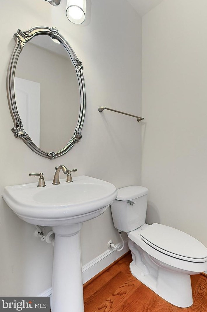 42525 Pine Forest Dr, Fairfax VA  20152-6095 exterior