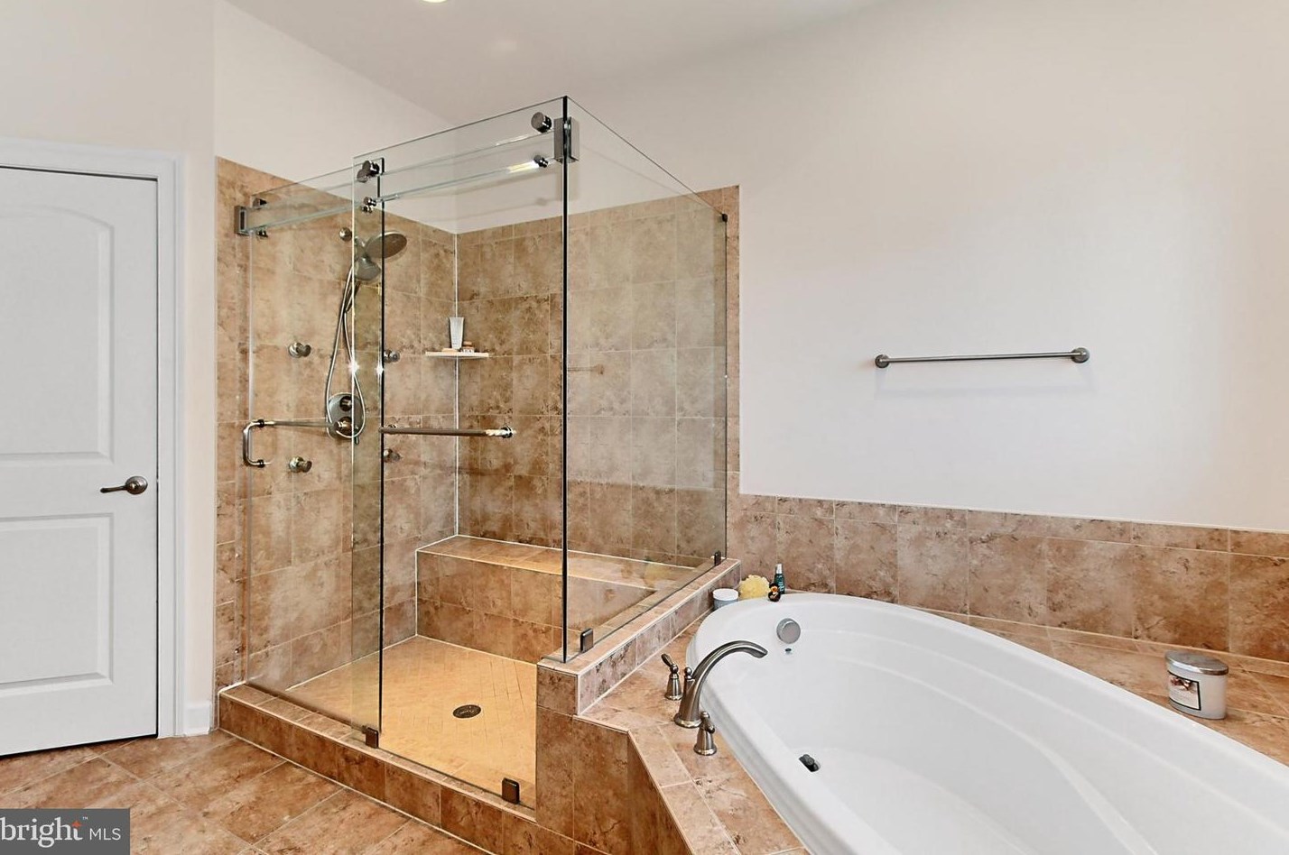 42525 Pine Forest Dr, Fairfax VA  20152-6095 exterior