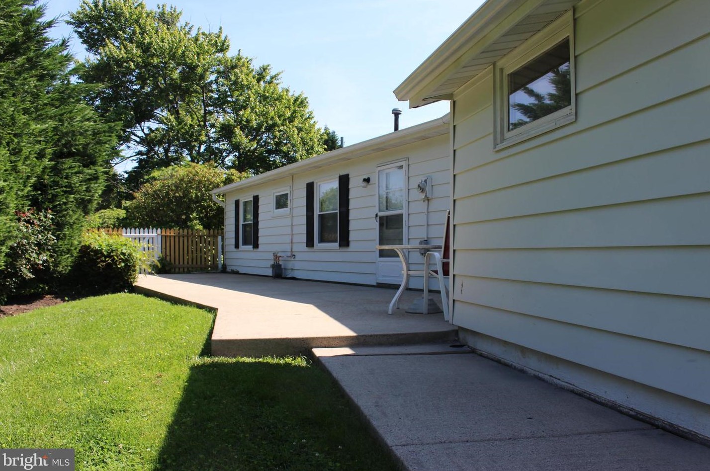 125 Cypress Rd, Dulles VA  20164-4004 exterior