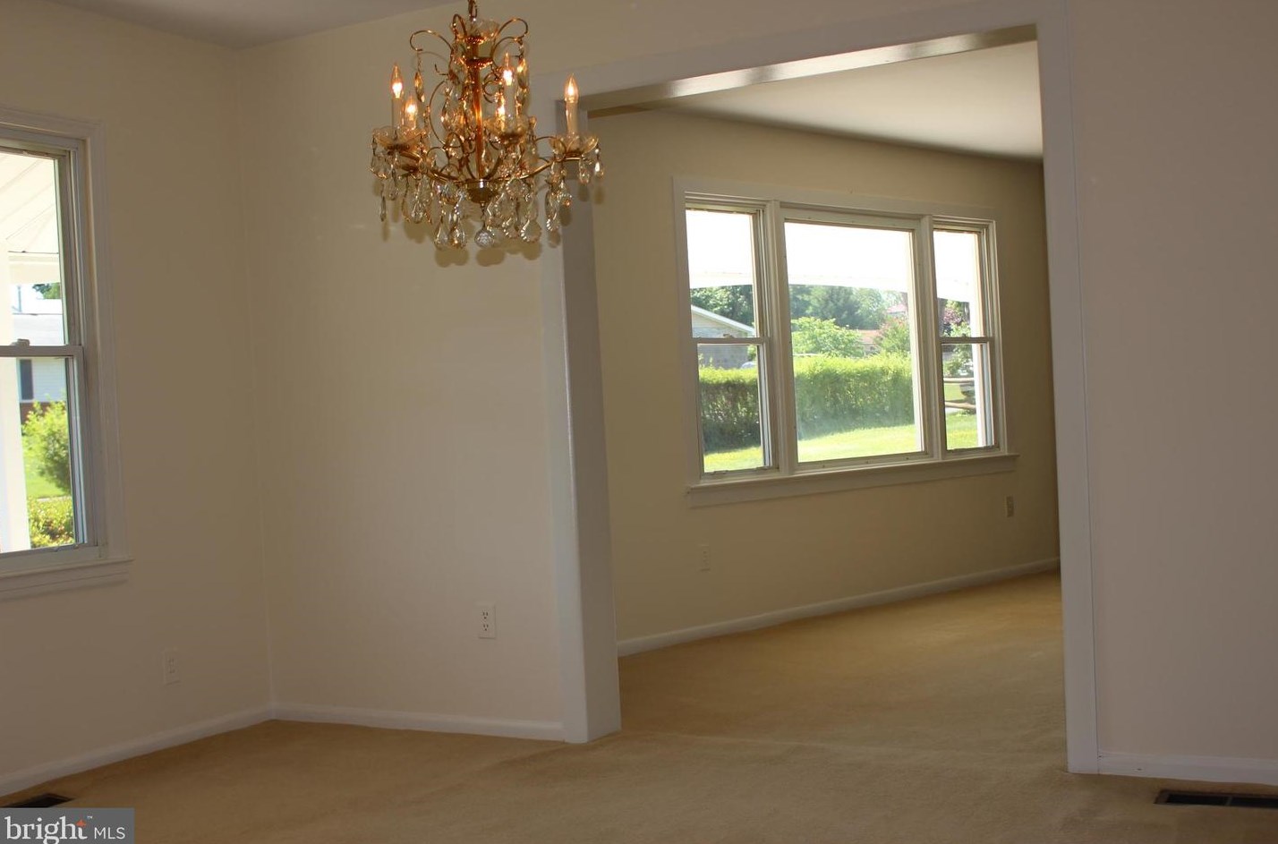 125 Cypress Rd, Dulles VA  20164-4004 exterior