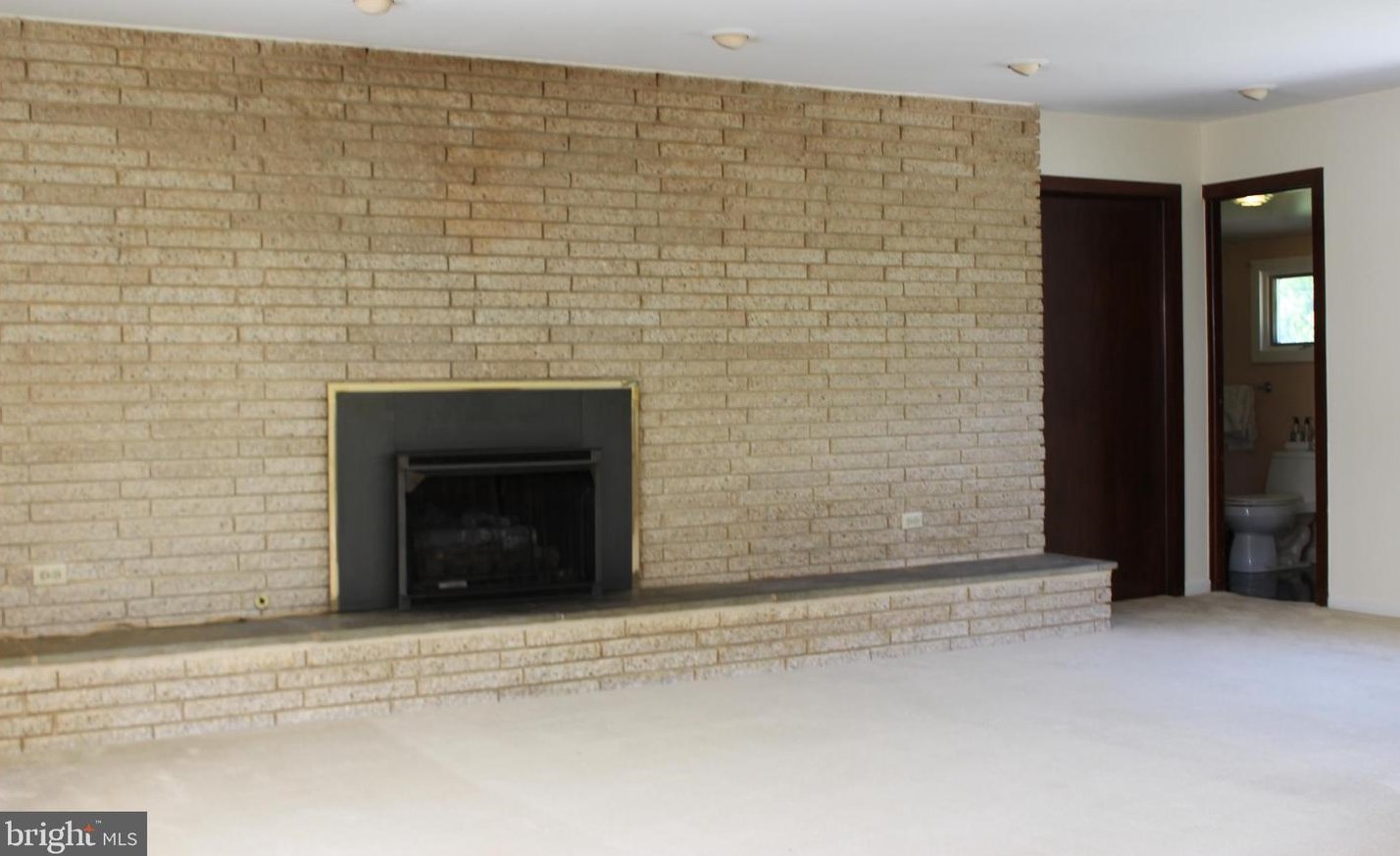 125 Cypress Rd, Dulles VA  20164-4004 exterior