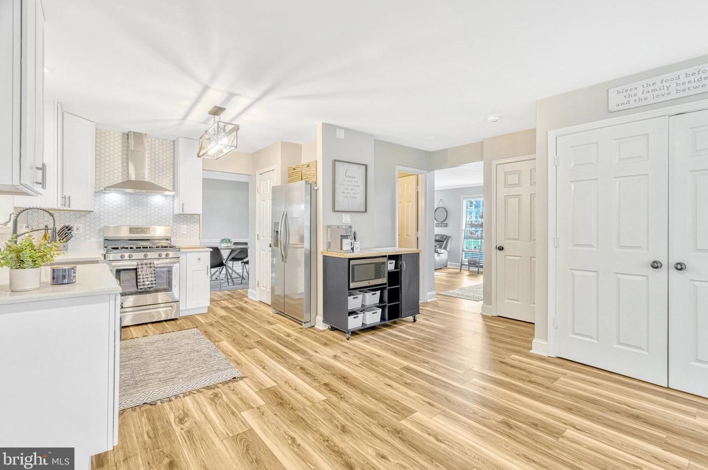 20764 Dewberry Ct, Ashburn VA 20147-4642 exterior