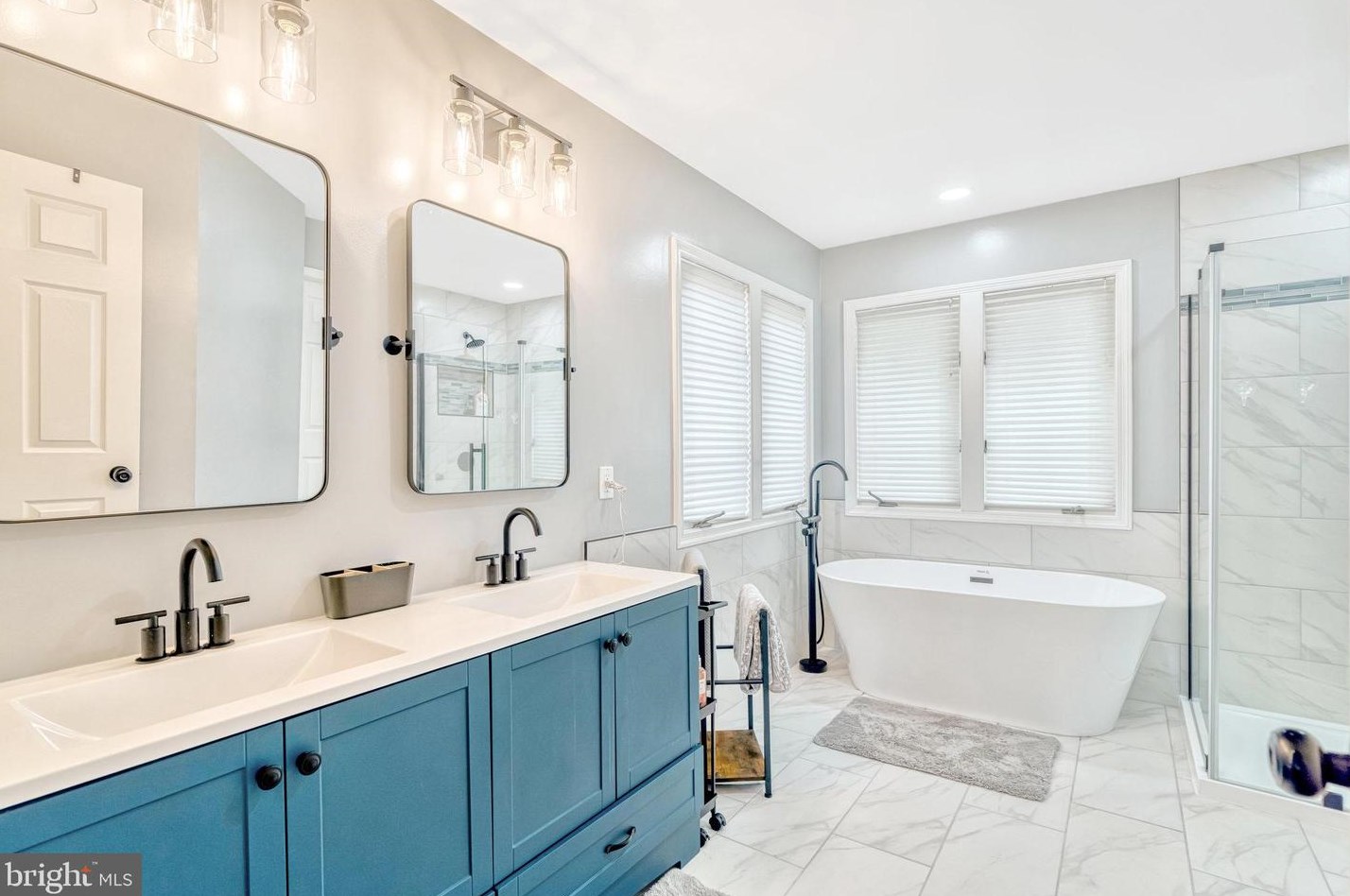 20764 Dewberry Ct, Ashburn VA 20147-4642 exterior