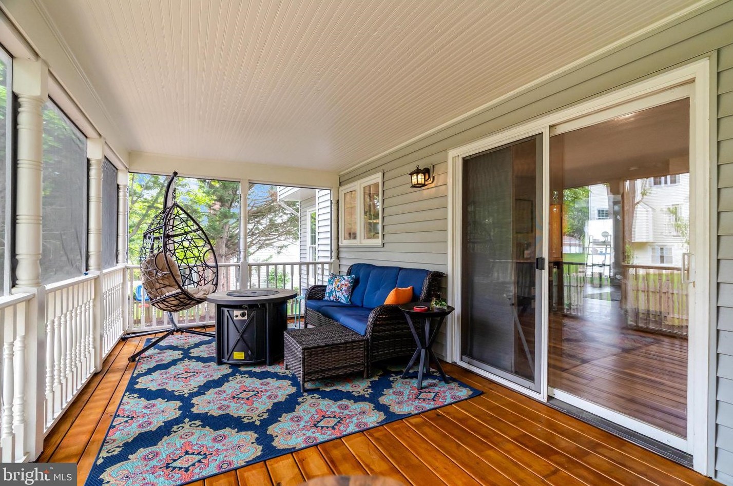 20764 Dewberry Ct, Ashburn VA 20147-4642 exterior