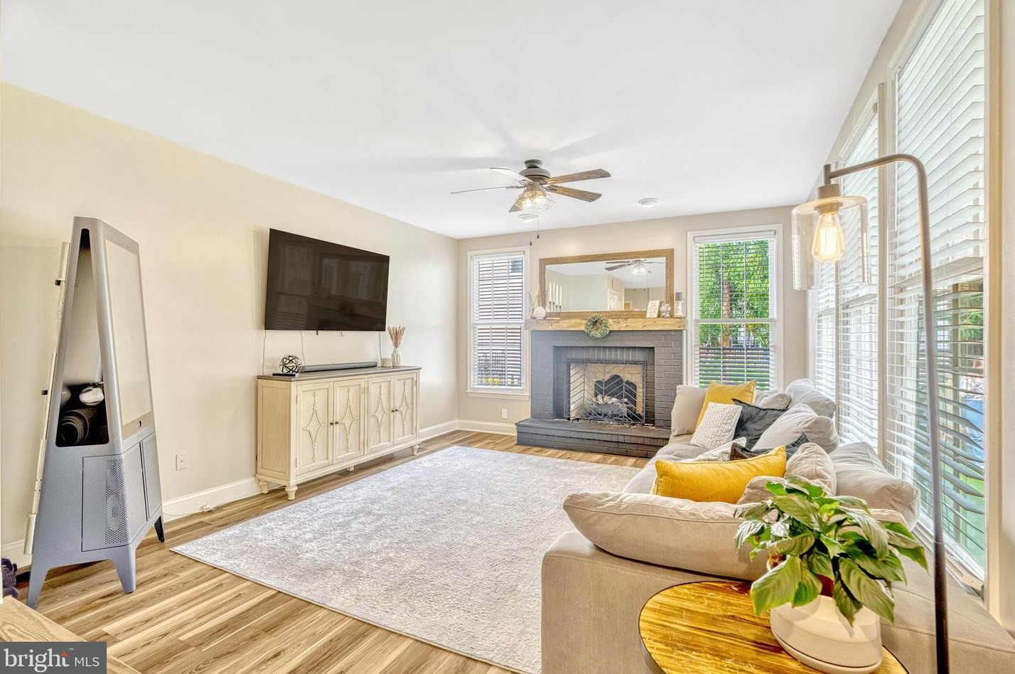 20764 Dewberry Ct, Ashburn VA 20147-4642 exterior