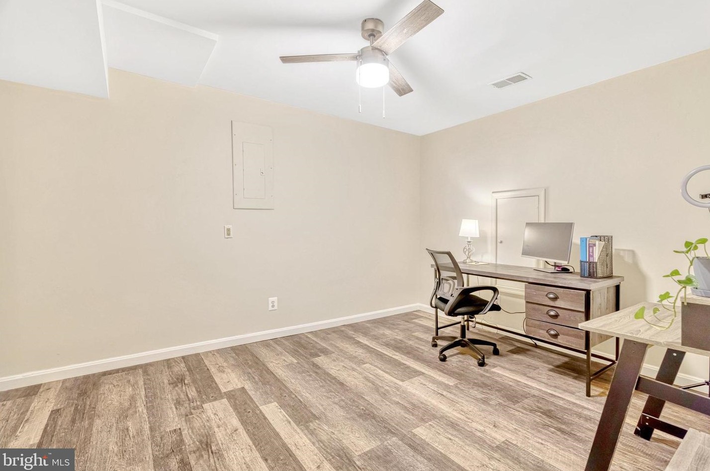 20764 Dewberry Ct, Ashburn VA 20147-4642 exterior