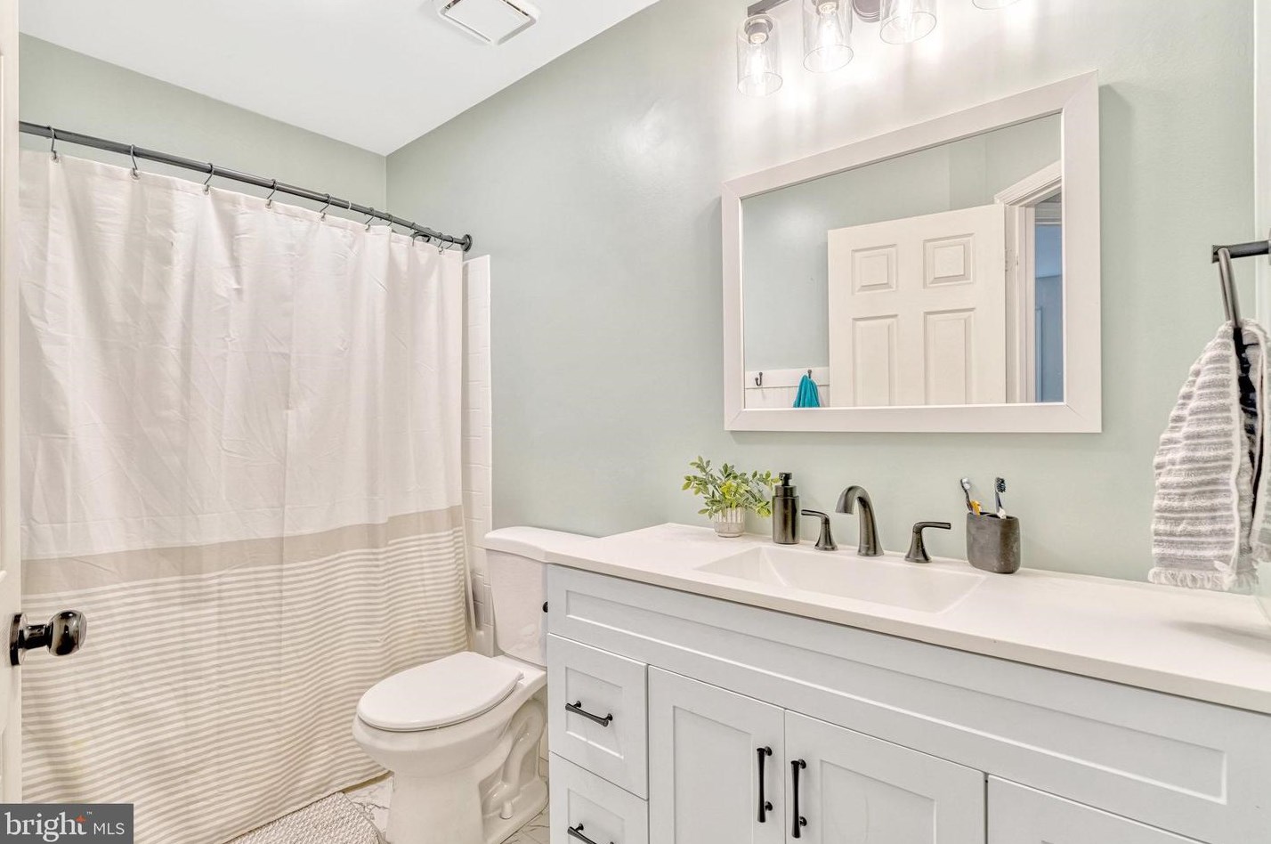 20764 Dewberry Ct, Ashburn VA 20147-4642 exterior