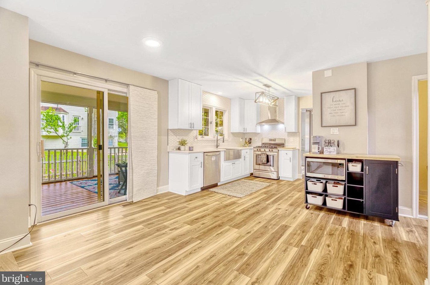 20764 Dewberry Ct, Ashburn VA 20147-4642 exterior