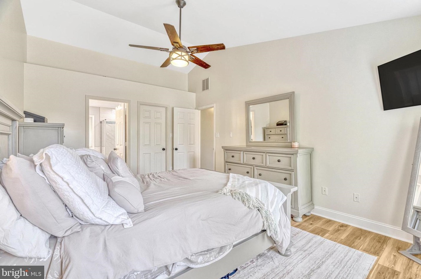 20764 Dewberry Ct, Ashburn VA 20147-4642 exterior