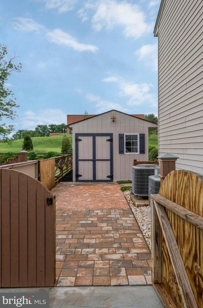 507 Vly Vw Ave, Leesburg VA 20175-2626 exterior