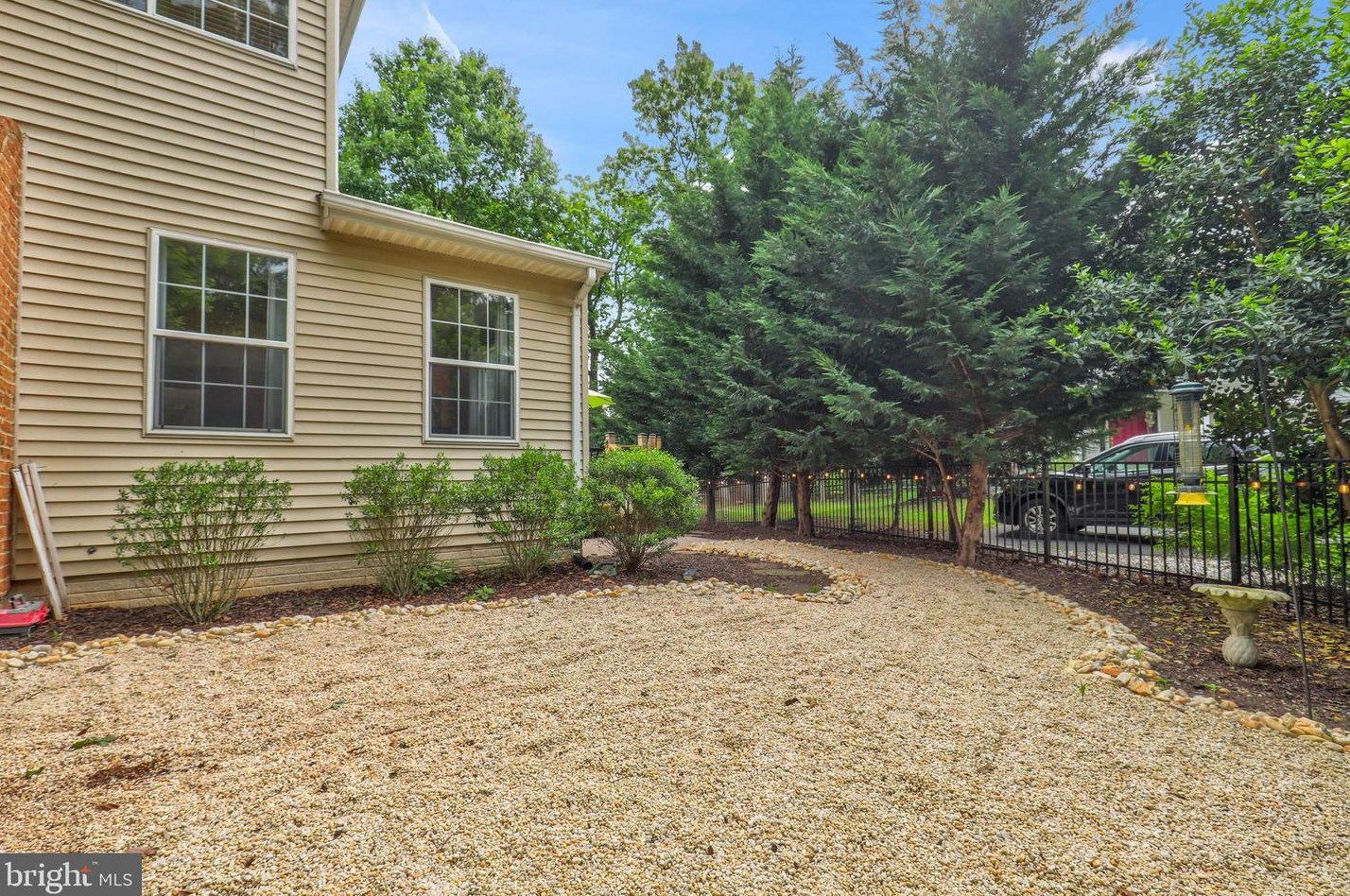 20346 Flushing Mdw Ct, Ashburn VA 20147-3854 exterior