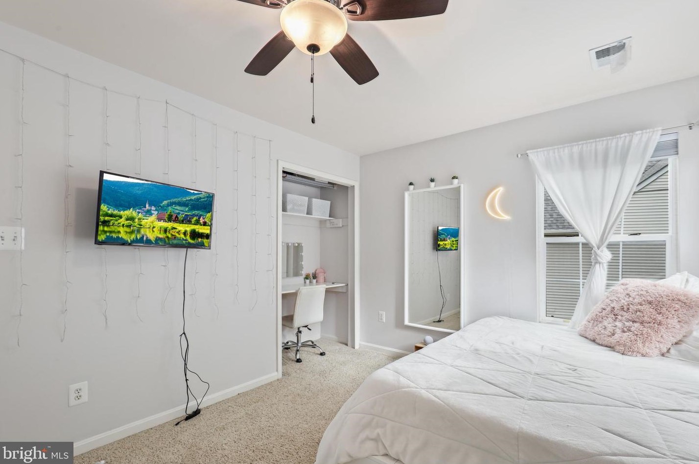 20346 Flushing Mdw Ct, Ashburn VA 20147-3854 exterior