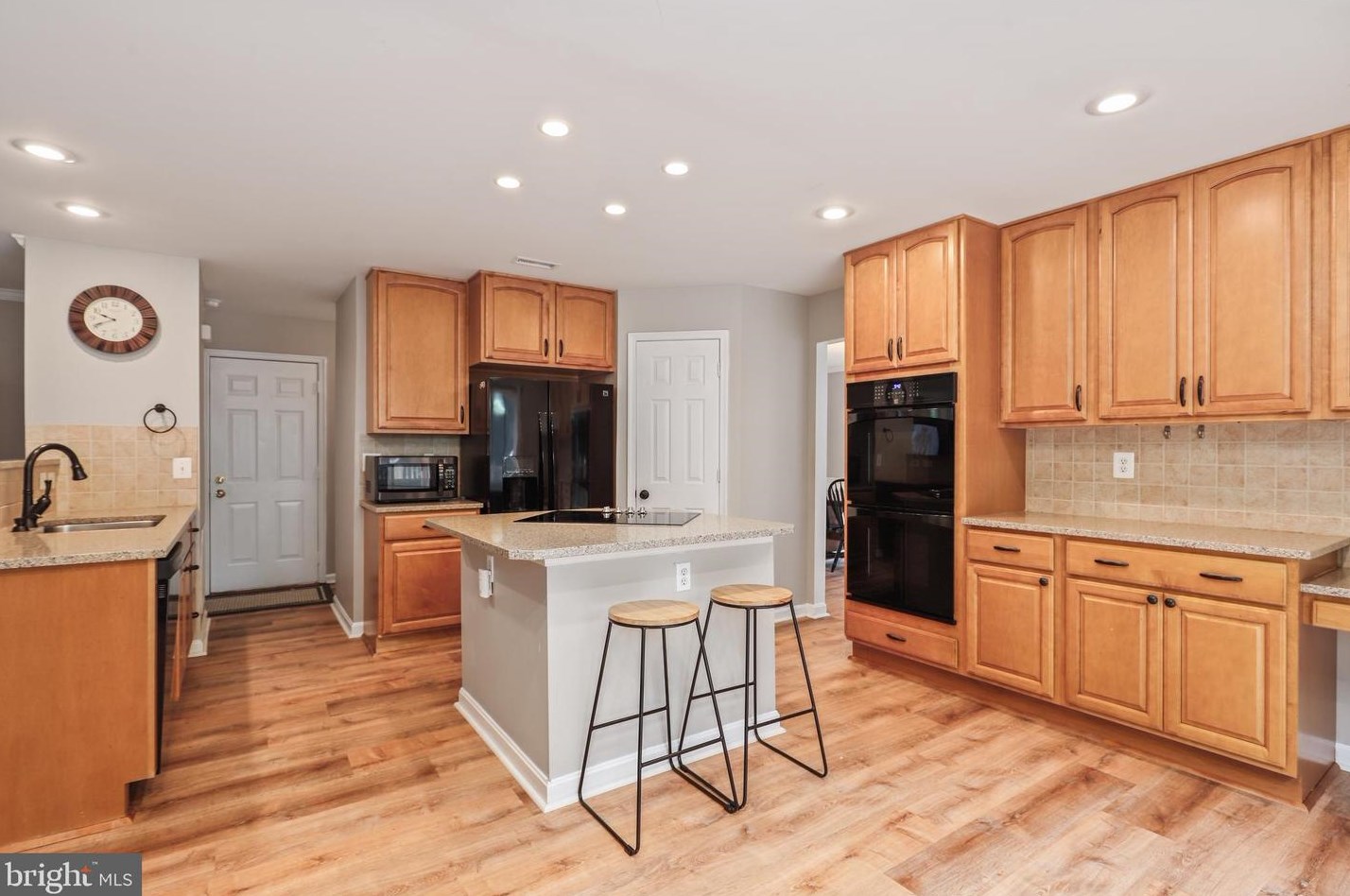 20346 Flushing Mdw Ct, Ashburn VA 20147-3854 exterior