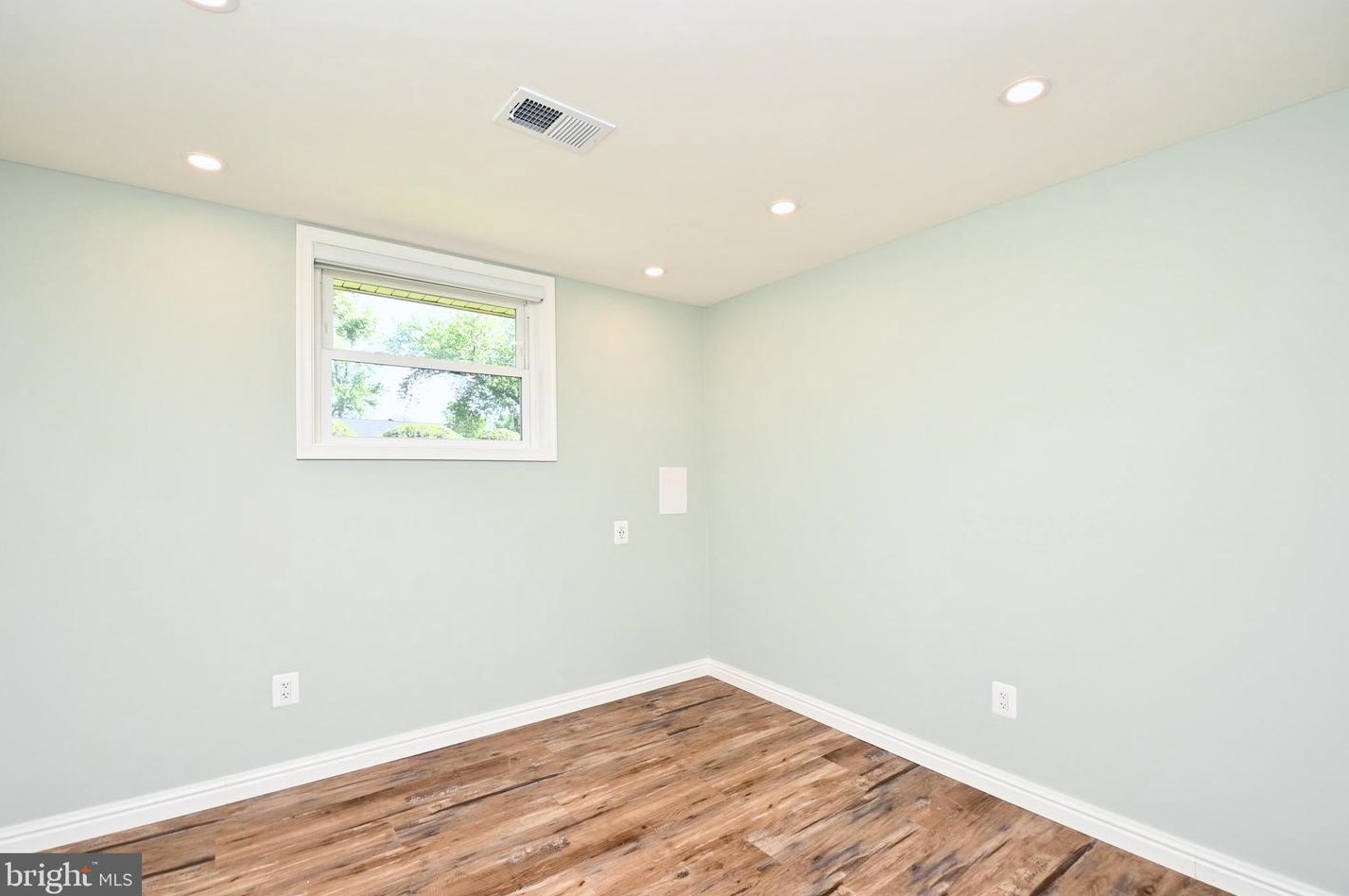 1212 Lee Rd, Dulles VA  20164-2753 exterior