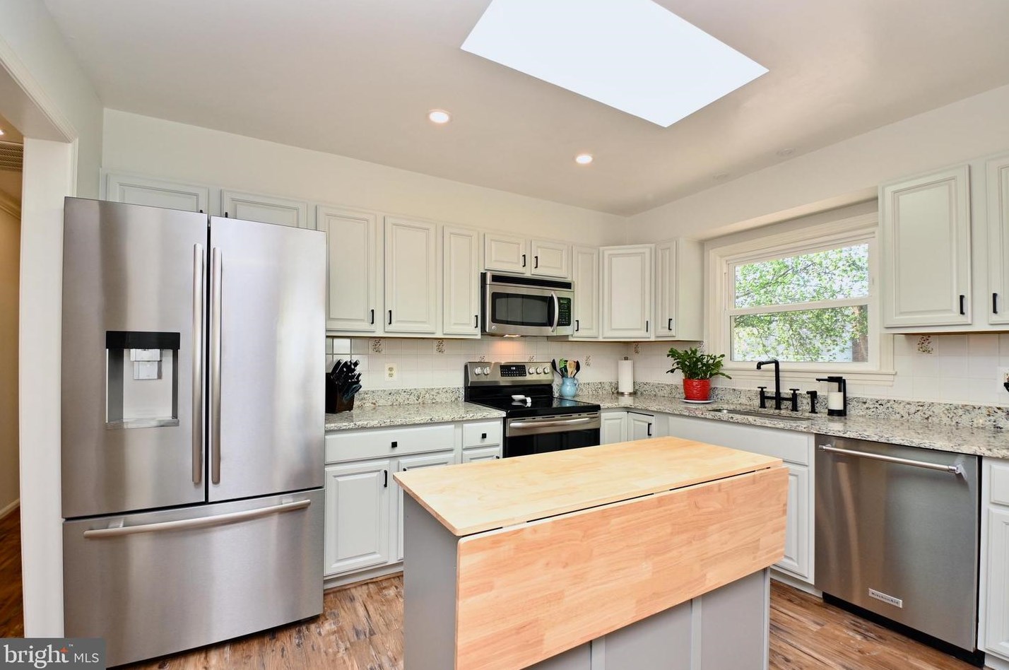 1212 Lee Rd, Dulles VA  20164-2753 exterior