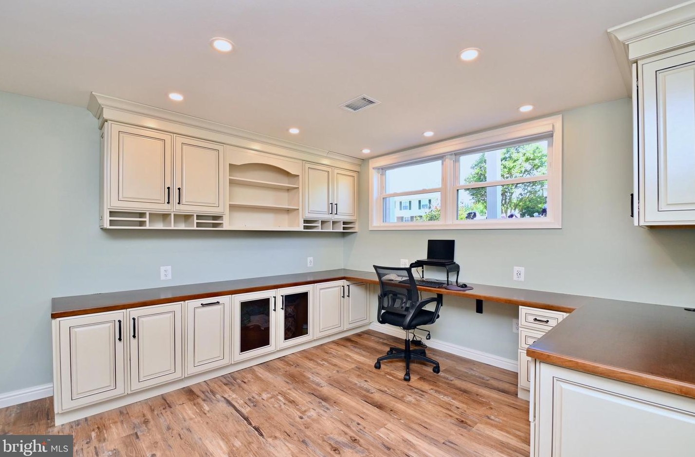 1212 Lee Rd, Dulles VA  20164-2753 exterior