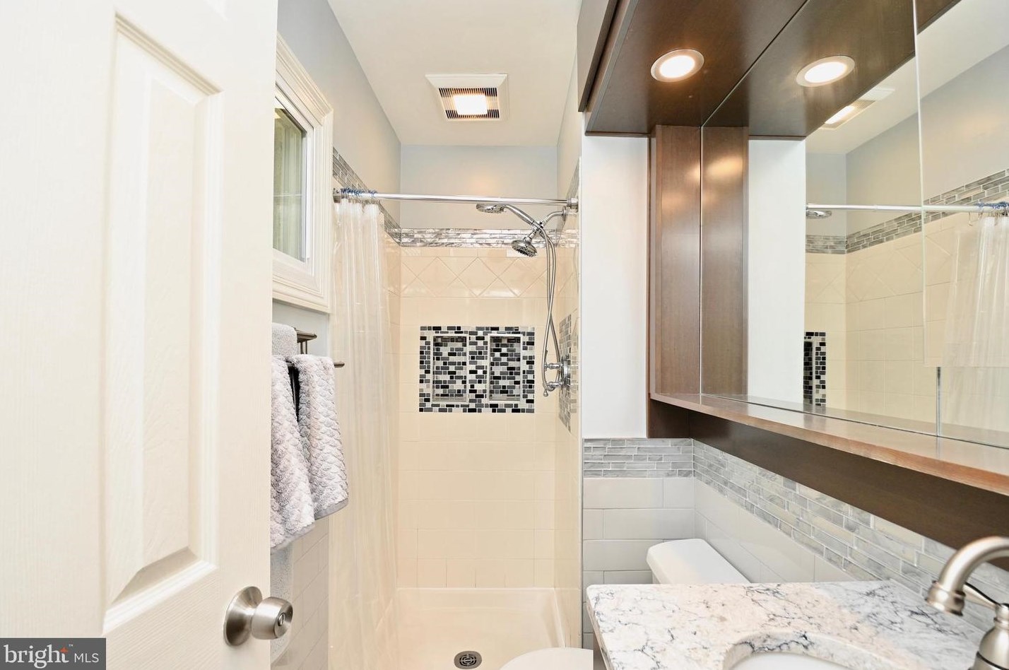 1212 Lee Rd, Dulles VA  20164-2753 exterior