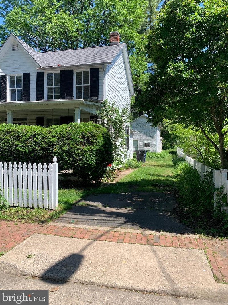 210 Cornwall St, Leesburg VA 20176-2701 exterior