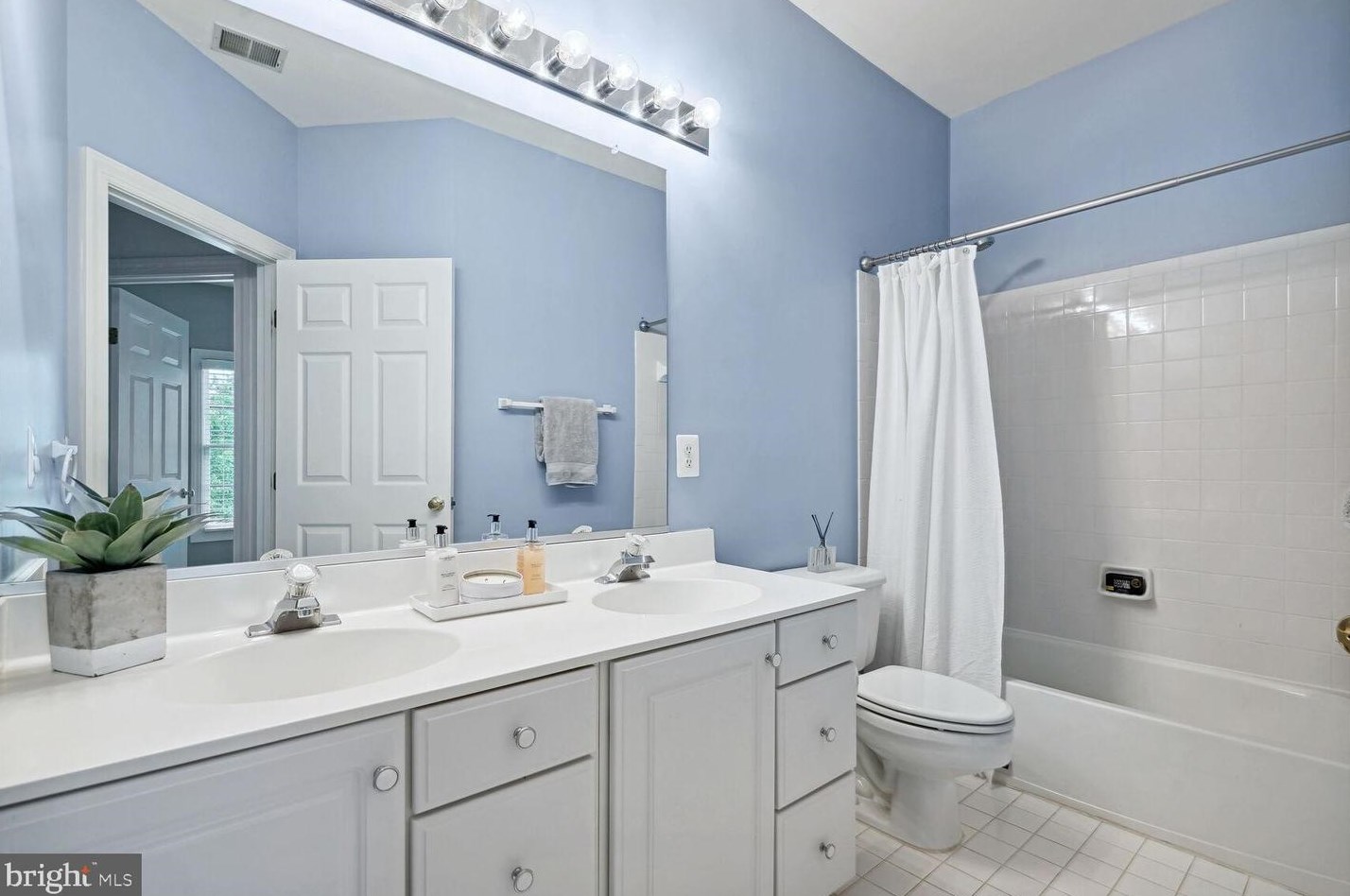 43003 Golf View Dr, Fairfax VA 20152-4449 exterior